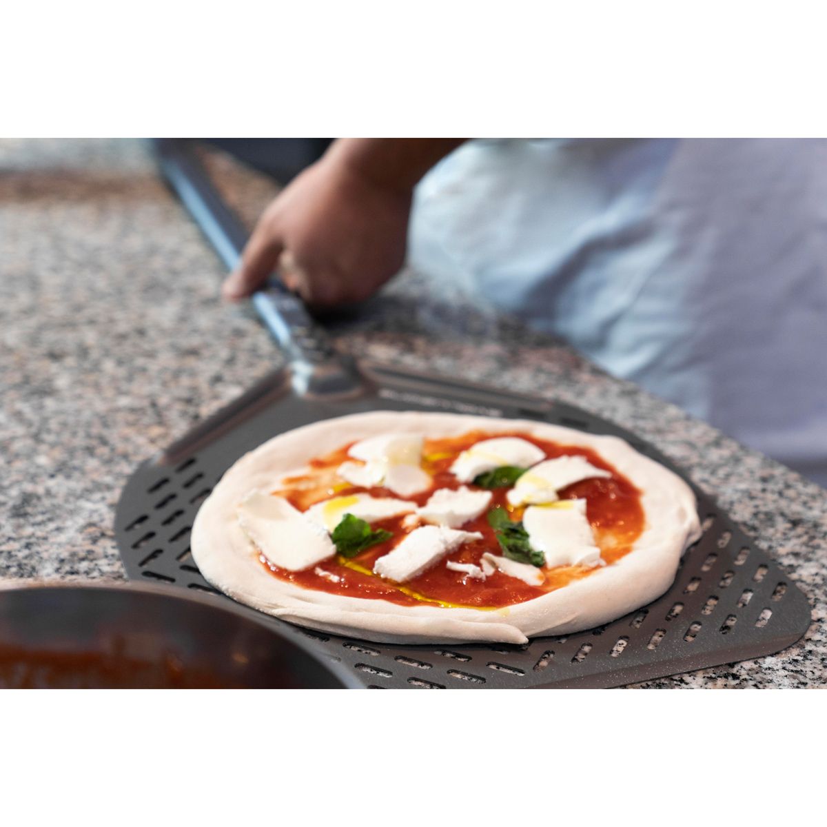 Pelle à pizza carrée perforée en aluminium 33x33cm GI METAL disponible sur  Chr Restauration