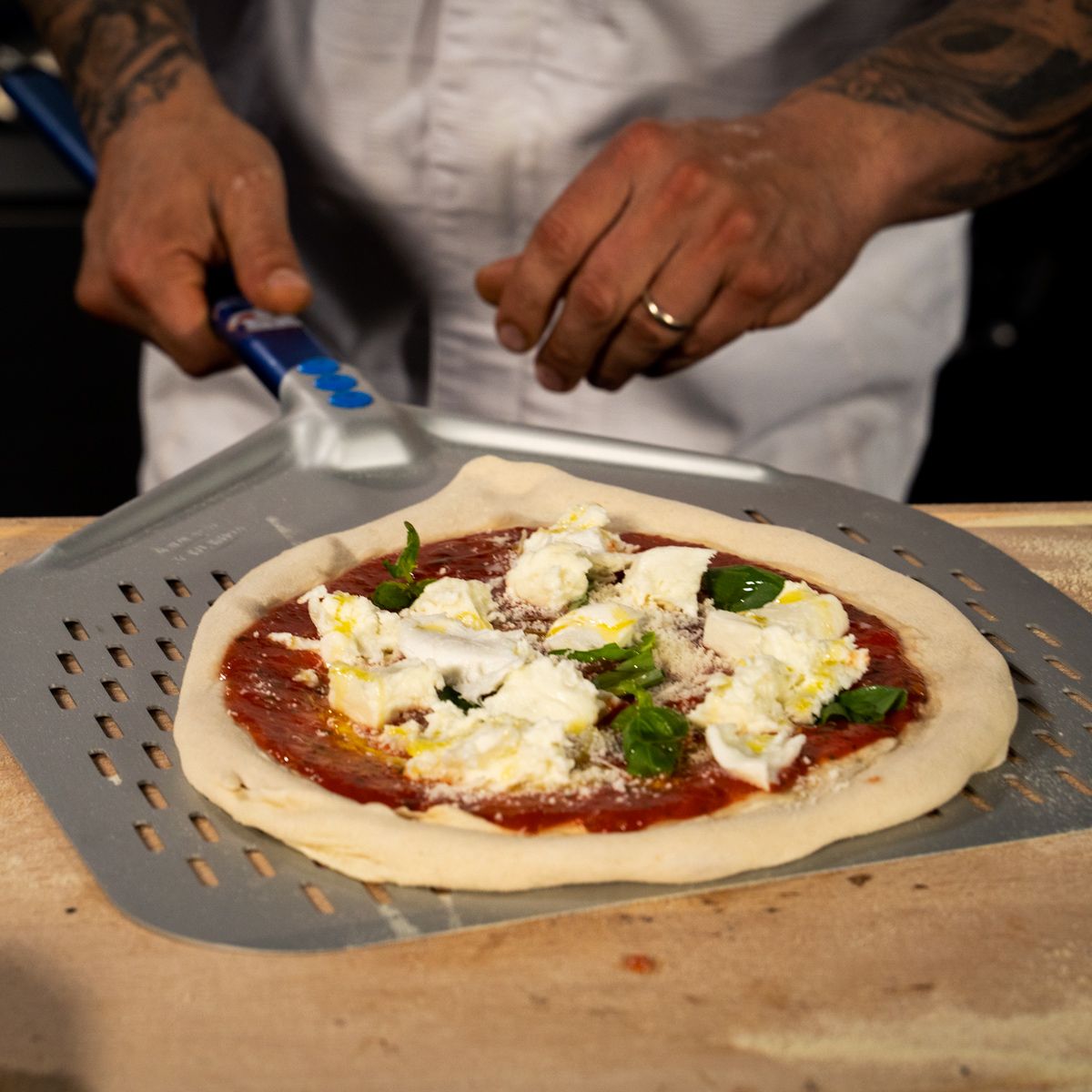 Pelle à pizza carrée perforée en aluminium 33x33cm GI METAL disponible sur  Chr Restauration
