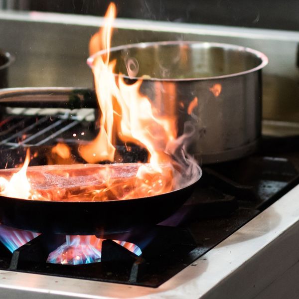 Brûleur Avec Flamme Sur Cuisinière à Gaz Pour Cuisiner